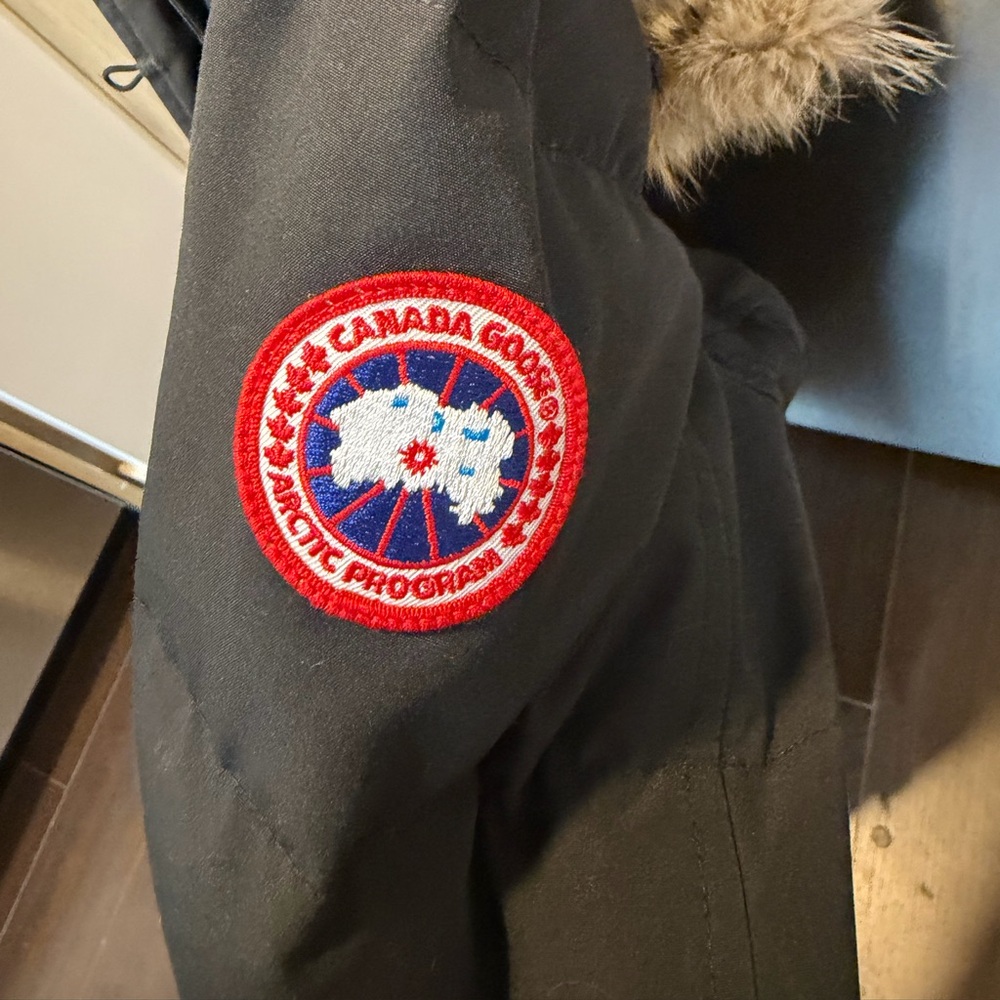 Women’s Canada Goose Black Jacket with Logo Patch. (Smoke free home)